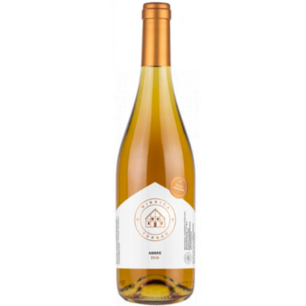 Turnau Ambre - wytrawne, polskie wino. Powstaje z białych owoców Johannitera, macerowanych na skórkach. Kolor i taniny przechodzą w naturalny sposób.