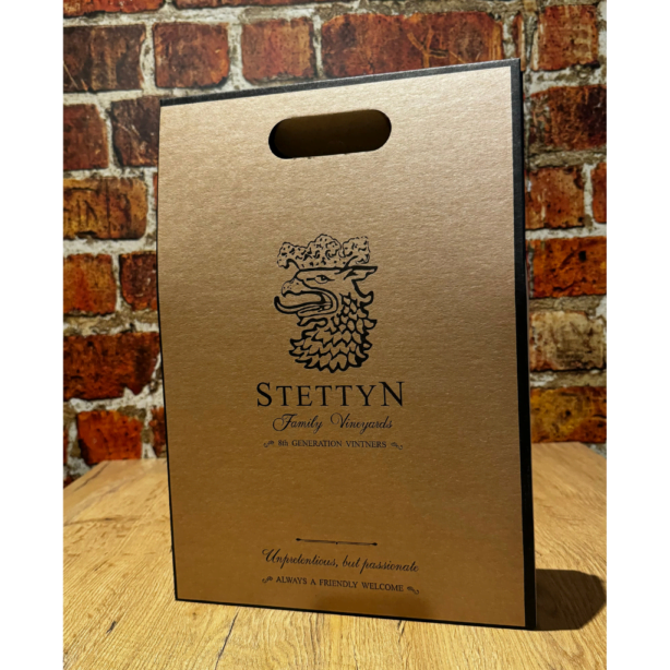 Opakowanie prezentowe Stettyn 3 butelki - kartonowe opakowanie prezentowe z logo Stettyn Family Vineyards. Można spakować do niego 3 butelki wina.